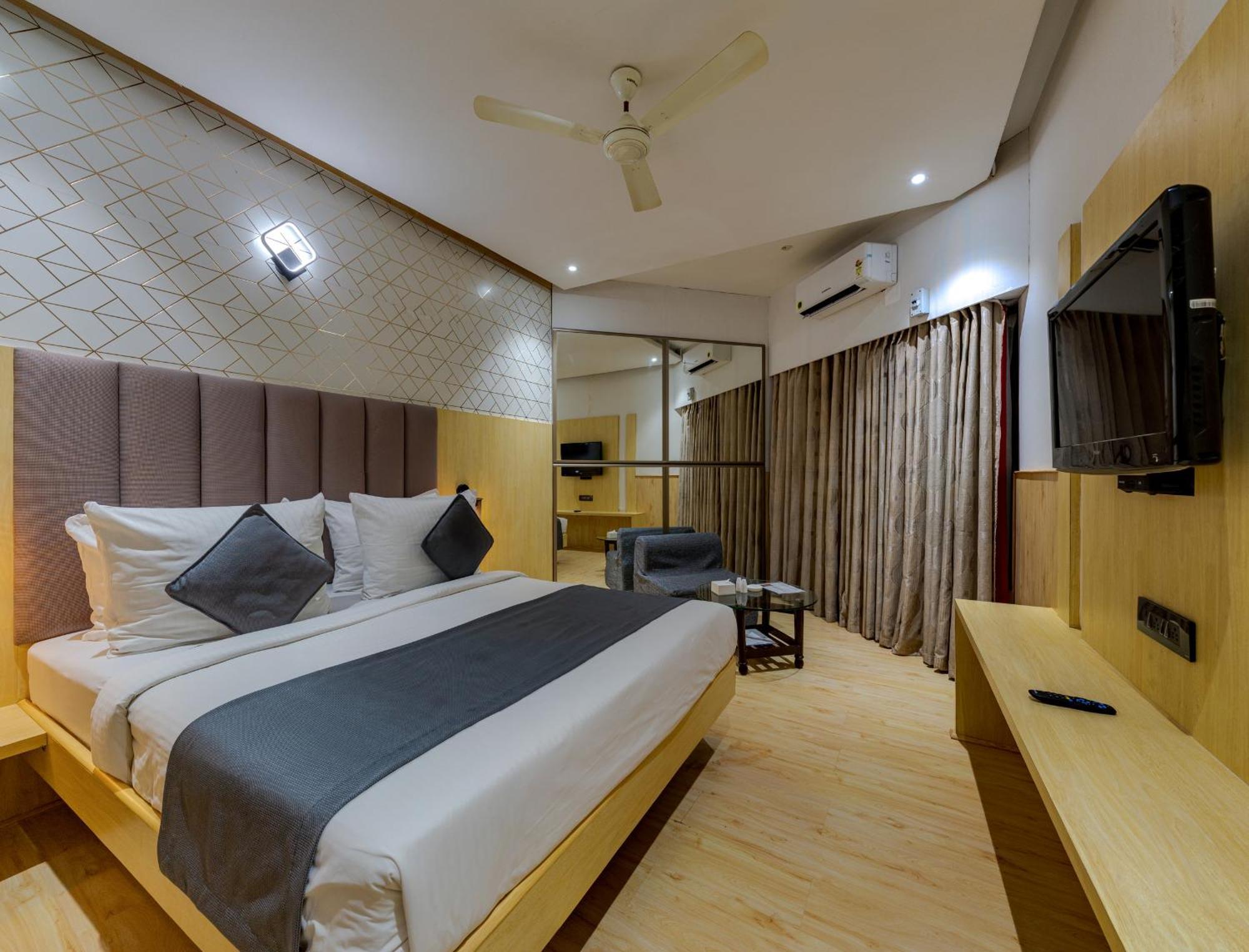 Hotel Surya Executive 3 Star Hotel Solapur Exterior foto